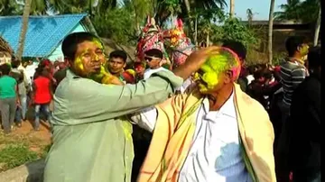 ଏକାଠି ଫଗୁ ଖେଳିଲେ ସବୁ ଧର୍ମର ଲୋକେ