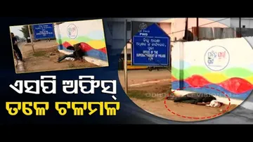 News Fuse | Drunkard Man Sleeps Outside Puri SP Office In Inebriate Condition