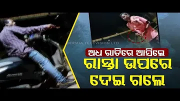 News Fuse – Kin Of Ward No 26’s Candidate Distributes Liquor In Bhubaneswar.JPG