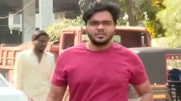 ସ୍ତ୍ରୀଙ୍କୁ ଦେଖା କରିବାକୁ ଆସି ହଟହଟା ହେଲେ ସ୍ୱାମୀ