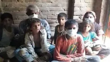 ପ୍ରବାସୀଙ୍କ ଦୁର୍ଦ୍ଦଶା: ଦୁଇମୁଠା ଆହାର ପାଇଁ ବିକି ଦେଲେ ଗହଣା