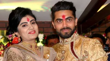 ମାସ୍କ ପାଇଁ ମହିଳା କନଷ୍ଟେବଳଙ୍କ ସହ ଯୁକ୍ତିତର୍କ କଲେ କ୍ରିକେଟର୍ ରବୀନ୍ଦ୍ର ଜାଡେଜାଙ୍କ ପତ୍ନୀ!