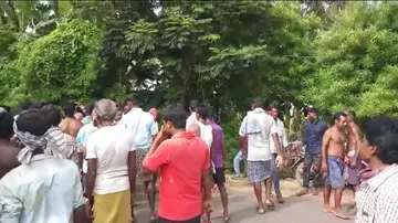 ଜମିବାଡ଼ି ବିବାଦରୁ ୨ ଭାଇଙ୍କୁ ମରଣାନ୍ତକ ଆକ୍ରମଣ; ପୁଲିସକୁ ବି ଛାଡ଼ିଲେନି