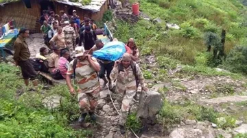 ଆହତ ମହିଳାଙ୍କୁ କାନ୍ଧେଇ ୪୦ କିଲୋମିଟର ଚାଲିଲେ ଯବାନ