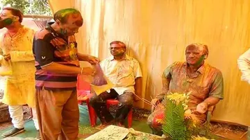 ହୋଲି ରଙ୍ଗରେ ରଙ୍ଗୀନ ହେଲେ ରାଜନେତା