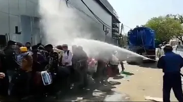 ସାନିଟାଇଜ୍‌ କରିବା ପାଇଁ ମଣିଷ ଉପରେ ସ୍ପ୍ରେ କରାଗଲା ବିଷ!