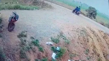 ମୃତ ଛାତ୍ରୀଙ୍କୁ ରାସ୍ତାରେ ଫିଙ୍ଗି ଦେଲେ; ସିସିଟିଭିରେ କଏଦ୍ ହେଲା ଭିଡିଓ