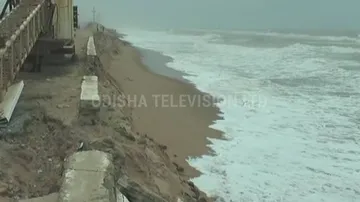 କୂଳ ଲଙ୍ଘି ମାଡ଼ି ଆସୁଛି ଜୁଆର : ସମୁଦ୍ର ଆଁରେ ପୁରୀ-କୋଣାର୍କ ବେଳାମାର୍ଗ