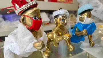 ଏଥର ଜନ୍ମାଷ୍ଟମୀରେ କୃଷ୍ଣ ପିନ୍ଧିଥିଲେ ପିପିଇ କିଟ୍ ଓ ମାସ୍କ