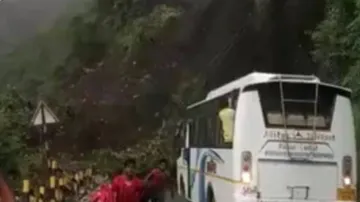 ଆଖି ଆଗରେ ଧସିଲା ପାହାଡ଼, ଜୀବନ ବିକଳରେ ଦୌଡ଼ିଲେ ବସଯାତ୍ରୀ