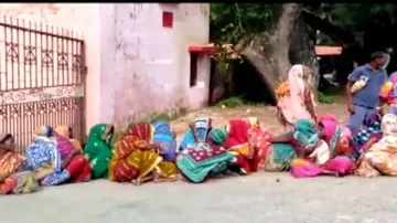 ରାସ୍ତାରୁ ଉଠୁ ନାହାନ୍ତି ମହିଳା