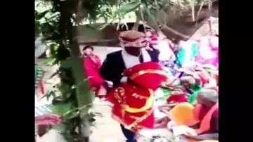 ପୁଅ ବାହା ହେବ ବୋଲି ଜିଦ୍‌ ଧରିଲା; ବାପା ଦେଲେ ଏମିତି ଶିକ୍ଷା