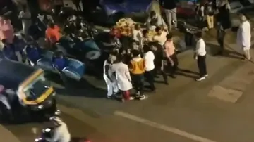 ଲକ୍‌ଡାଉନ୍‌ ନିୟମ ନମାନିବାରୁ ବରକୁ ଉଠାଇନେଲା ପୋଲିସ