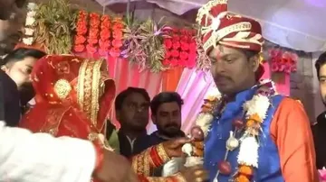 ବର-କନ୍ୟା ପରସ୍ପରକୁ ପିନ୍ଧାଇଲେ ପିଆଜ-ରସୁଣର ବରଣମାଳା