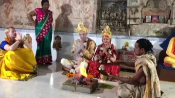 ଏମିତି ମିଳନ ଯୁଗ ଯୁଗର ... ବିଦେଶୀ ନବଦମ୍ପତିଙ୍କ ନିଆରା ବାହାଘର