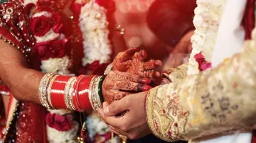 ଅଜବ ପ୍ରଥା ,ବିବାହ ପୂର୍ବରୁ ବର-କନ୍ୟାଙ୍କୁ ଫିଙ୍ଗାଯାଏ ପଚା ଅଣ୍ଡା-ଟମାଟୋ