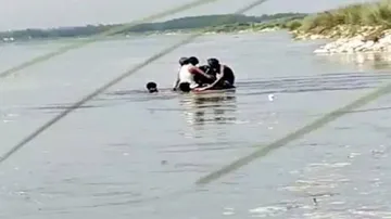 ଜୀବନକୁ ବଞ୍ଚାଇବା ପାଇଁ ଏପରି ବାଟ ବାଛିଲେ ପ୍ରବାସୀ ଶ୍ରମିକ