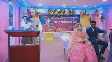 ସମ୍ବିଧାନକୁ ସାକ୍ଷୀ ରଖି ଦୁଇ ପ୍ରେମୀ ଯୁଗଳ କଲେ ବିବାହ