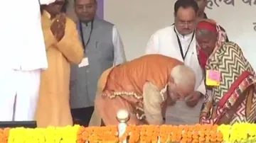 ଆଦିବାସୀ ମହିଳାଙ୍କୁ ଚପଲ ପିନ୍ଧାଇଲେ ମୋଦି…