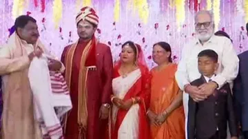 ସିନ୍ଦୂର ପିନ୍ଧିଲେ ସାଂସଦଙ୍କ ଝିଅ