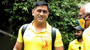 ହସି ହସି ୟୁଏଇ ଚାଲିଲେ ଧୋନି