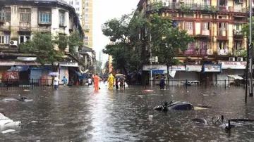 ପୁଣି ଜଳମଗ୍ନ ମୁମ୍ବାଇ; ରେଳଲାଇନ୍‌ ଉପରକୁ ଖସିଲା ପଥର