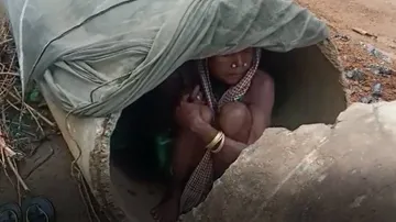 କୁଷ୍ଠରୋଗୀ କହି ବାସନ୍ଦ କରିଦେଲେ, ପାଇପ୍ ଭିତରେ ବିତୁଛି ଜୀବନ