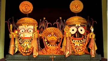 ରତ୍ନ ସିଂହାସନରେ ନାଗାର୍ଜୁନ ବେଶରେ ଝଲସୁଛନ୍ତି ମହାପ୍ରଭୁ