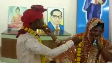 ଗରିବଙ୍କୁ ଖାଦ୍ୟ ବାଣ୍ଟୁଥିଲେ, ଭିକ୍ଷାବୃତ୍ତି କରୁଥିବା ଯୁବତୀ ସହ ହେଲା ପ୍ରେମ, ଆଉ ତା’ପରେ...