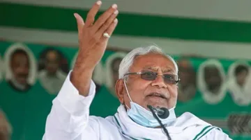 ନୀତୀଶଙ୍କ ଉପରକୁ ପିଆଜ ଓ ପଥର ମାଡ଼