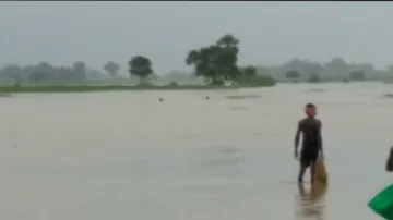 ରାସ୍ତା ପାର ହେଉଥିବା ବେଳେ ପାଣି ସ୍ରୋତରେ ଭାସି ଗଲେ ବୃଦ୍ଧା