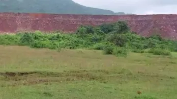 ଦାଦାଗିରି କରୁଛି OMC: ଜୋର ଜବରଦସ୍ତ ଆଦିବାସୀଙ୍କ ଜମି ଛଡ଼ାଇ ନେଇ କଲା ଡମ୍ପିଂୟାର୍ଡ