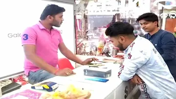 ଅଜବ ଅଫର ; ମୋବାଇଲ କିଣିଲେ ପିଆଜ ମାଗଣା !