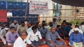 ୧୧ ଦିନ ହେଲା ଗୃହବନ୍ଦୀ ଅବସ୍ଥାରେ କର୍ମଚାରୀ