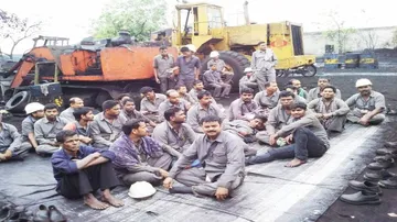 ପାରାଦୀପ ବନ୍ଦର ନିଷିଦ୍ଧାଞ୍ଚଳରେ ଶ୍ରମିକ ଆନ୍ଦୋଳନ