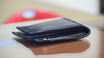 ୧୪ ବର୍ଷ ପରେ ମିଳିଲା ହଜି ଯାଇଥିବା ପର୍ସ, ଆଉ ସେଥିରୁ ବାହାରିଲା...