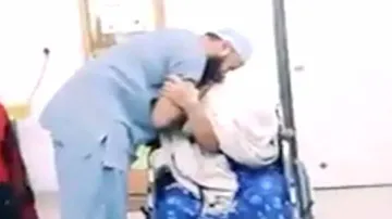 ଡାକ୍ତରଙ୍କୁ ଧରି ଖୁସିରେ କାନ୍ଦିଲେ ସହିଦ୍‌‌ଙ୍କ ମାଆ