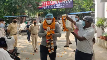 କରୋନା ଯୁଦ୍ଧରେ ଜିତିଲେ ପୋଲିସ; କାର୍ଯ୍ୟାଳୟରେ ପହଞ୍ଚିବା ପରେ ଦିଆଗଲା ଏମିତି ସମ୍ବର୍ଦ୍ଧନା