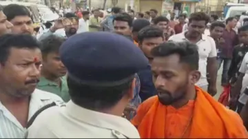 ଗାଡ଼ି ଚେକିଂ ବେଳେ ପୋଲିସ-ପବ୍ଲିକ ମୁହାଁମୁହିଁ