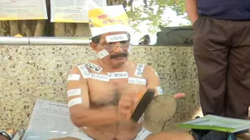 ଜୋତା ପଲିସ କରୁଛନ୍ତି ପୂର୍ବତନ ଭିଜିଲାନ୍ସ ଏସପି !