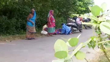 ଡାକ୍ତର ଫେରାଇ ଦେଲା ପରେ ରାସ୍ତାରେ ପ୍ରସବ କଲେ ମହିଳା