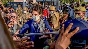 ପୋଲିସର ଲାଠି ମାଡ଼ରୁ ଦଳୀୟ କର୍ମୀଙ୍କୁ ଏମିତି ବଞ୍ଚାଇଲେ ପ୍ରିୟଙ୍କା ଗାନ୍ଧି