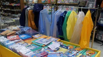 ନୂଆ ଟ୍ରେଣ୍ଡ:ମାତ୍ର ୪୦ ଟଙ୍କାରେ ମିଳୁଛି ରେନ୍ କୋଟ୍