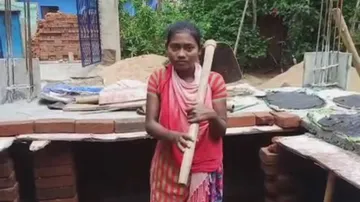 ସ୍ୱପ୍ନ ଆଗରେ ବାଧକ ସାଜୁଛି ଅର୍ଥ : ପାଠ ପଢ଼ିବା ପାଇଁ ପର ଘରେ ମୂଲ ଲାଗୁଛି ମେଧାବୀ ଝିଅ ରାଣୀ