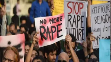 ବ୍ୟାଙ୍କରୁ ଟଙ୍କା ଜମା କରି ଫେରୁଥିବା ବେଳେ ଗଣଦୁଷ୍କର୍ମର ଶିକାର ହେଲେ ମହିଳା