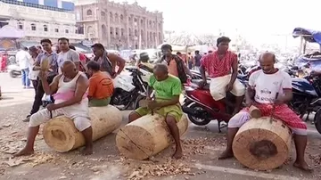 ବଡ଼ଦାଣ୍ଡରେ ଚାଲିଛି ରଥ ନିର୍ମାଣ, ସେପଟେ କରୋନା କଟକଣା ମଧ୍ୟରେ ଚାପ ଖେଳୁଛନ୍ତି ମହାପ୍ରଭୁ