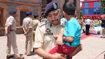 ସହିଦଙ୍କ ୪ ବର୍ଷର ପୁଅକୁ ଧରି କାନ୍ଦିଲେ ପୁଲିସ୍‌ ଅଧିକାରୀ