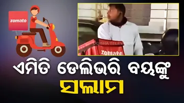 video of Zomato delivery agent having food from a plastic packet