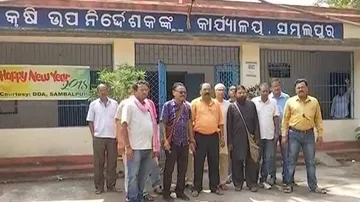 କୃଷି ଅଧିକାରୀଙ୍କ କାର୍ଯ୍ୟାଳୟ ଘେରାଉ କଲେ ଚାଷୀ