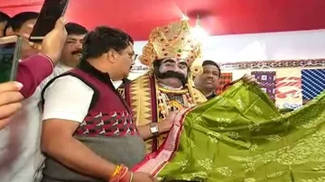 ରାଣୀ ପଦ୍ମାବତୀଙ୍କ ପାଇଁ ଶାଢ଼ି କିଣିଲେ ମଥୁରା ନରେଶ